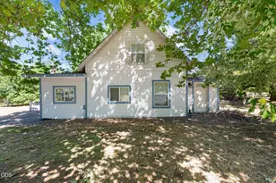 149 Peckerwood Ln, Grants Pass, OR 97527 - Photo 1