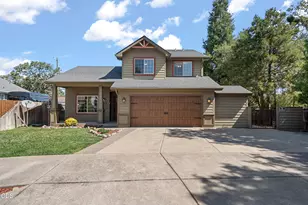 677 Cedarwood Dr, Eagle Point, OR 97524 - Photo 1