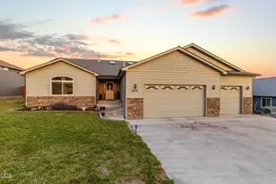 7812 Scenic View Dr, Klamath Falls, OR 97603 - Photo 1