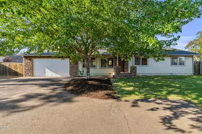 36 Wildwood Drive, Eagle Point, OR 97524 - Photo 1