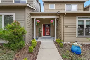 965 Camelot Dr, Ashland, OR 97520 - Photo 1