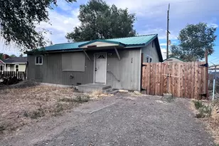 226 SE Jackson St, Redmond, OR 97756 - Photo 1