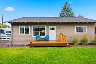 327 NW Elm Ave, Redmond, OR 97756 - Photo 1