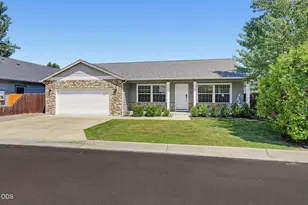 876 Holley Way, Central Point, OR 97502 - Photo 1