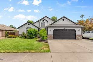 741 Lynn Ln, Central Point, OR 97502 - Photo 1