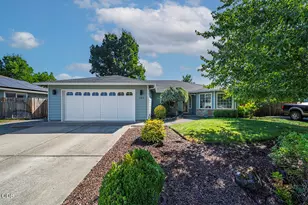124 Meadow View Dr, Phoenix, OR 97535 - Photo 1