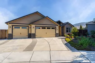 3283 Fallen Oak Dr, Medford, OR 97504 - Photo 1