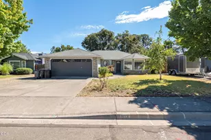 917 Rebecca Dr, Phoenix, OR 97535 - Photo 1
