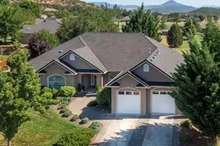 962 St Andrews Way, Eagle Point, OR 97524 - Photo 1