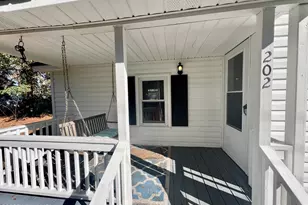 202 Lewis St, Bladenboro, NC 28320 - Photo 5