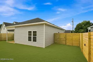 802 Holmes St, Clinton, NC 28328 - Photo 5