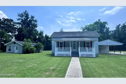 305 E Oak Street, Lake Waccamaw, NC 28450 - Photo 1