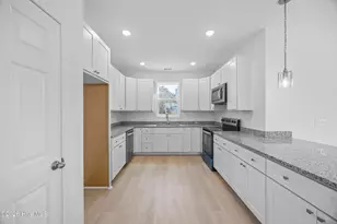 709 W Hayes St, Burgaw, NC 28425 - Photo 11