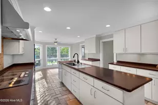 7000 Clubhouse Dr, New Bern, NC 28562 - Photo 13