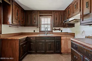 708 Bullard St, Roseboro, NC 28382 - Photo 5
