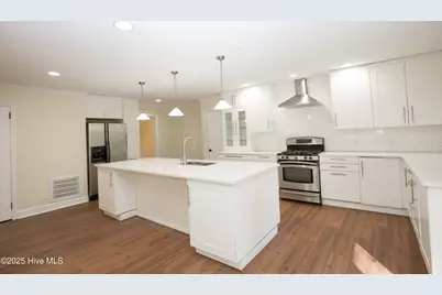 345 E New Hampshire Avenue, Southern Pines, NC 28387 - Photo 13