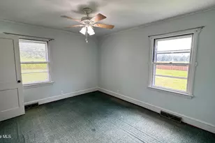 389 Haw Branch Rd, Richlands, NC 28574 - Photo 9