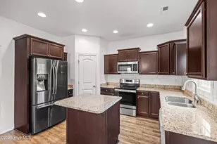 877 Stormy Gale Ln, Sneads Ferry, NC 28460 - Photo 5