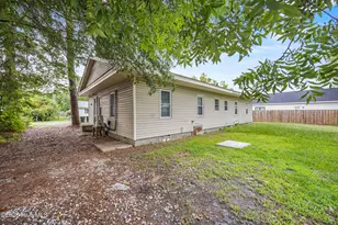 207 W Bridgers St, Burgaw, NC 28425 - Photo 17