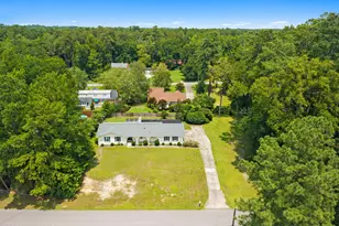 423 S Edgewood Cir, Whiteville, NC 28472 - Photo 3