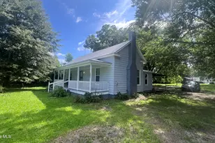 201 N White St, Whitakers, NC 27891 - Photo 5