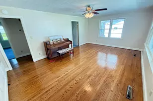 501 N Chestnut St, Mount Olive, NC 28365 - Photo 11
