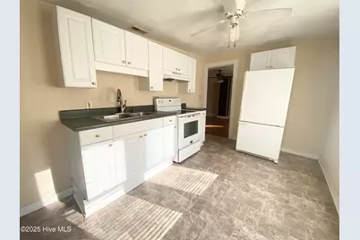 409 W Colonial Avenue, Elizabeth City, NC 27909 - Photo 7