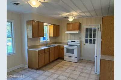 303 Dallas Avenue, Lake Waccamaw, NC 28450 - Photo 5