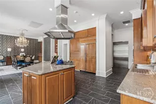 2 E Perry Ln, Savannah, GA 31401 - Photo 9