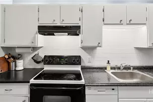 534 E Waldburg St, Savannah, GA - Photo 13