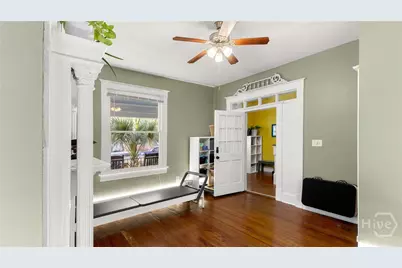 534 E Waldburg Street, Savannah, GA  - Photo 9