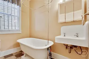 214 W Park Ave W, Savannah, GA 31401 - Photo 7