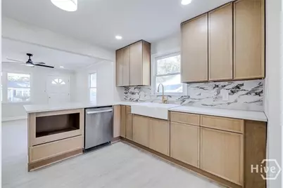 2110 E 56th Street, Savannah, GA 31406 - Photo 9