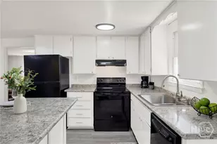 17 Russell Ave, Savannah, GA 31408 - Photo 13