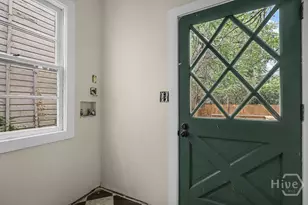 221 W 39th St, Savannah, GA 31401 - Photo 9