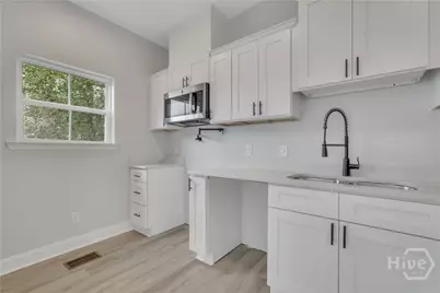 1112 E Waldburg Street, Savannah, GA 31404 - Photo 9