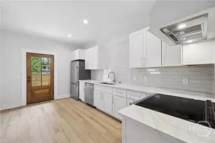 104 W 41st St, Savannah, GA 31401 - Photo 11
