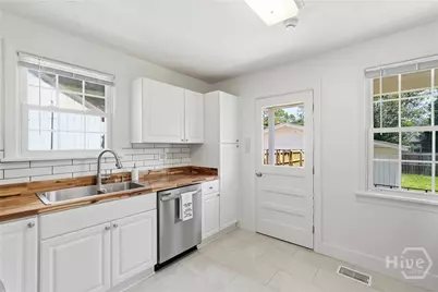 2324 E 40th Street, Savannah, GA 31404 - Photo 13
