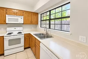 2220 E Victory Dr, Savannah, GA 31404 - Photo 7