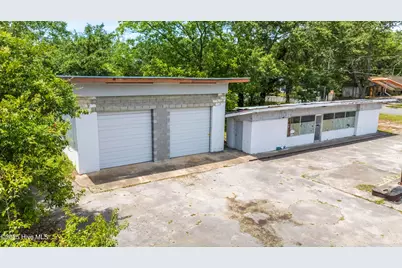 109 N Sycamore Street, Rose Hill, NC 28458 - Photo 1