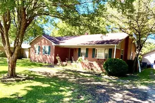209 E Ridge St, Rose Hill, NC 28458 - Photo 1