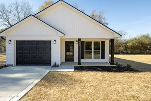 304 S West St, Roseboro, NC 28382 - Photo 1