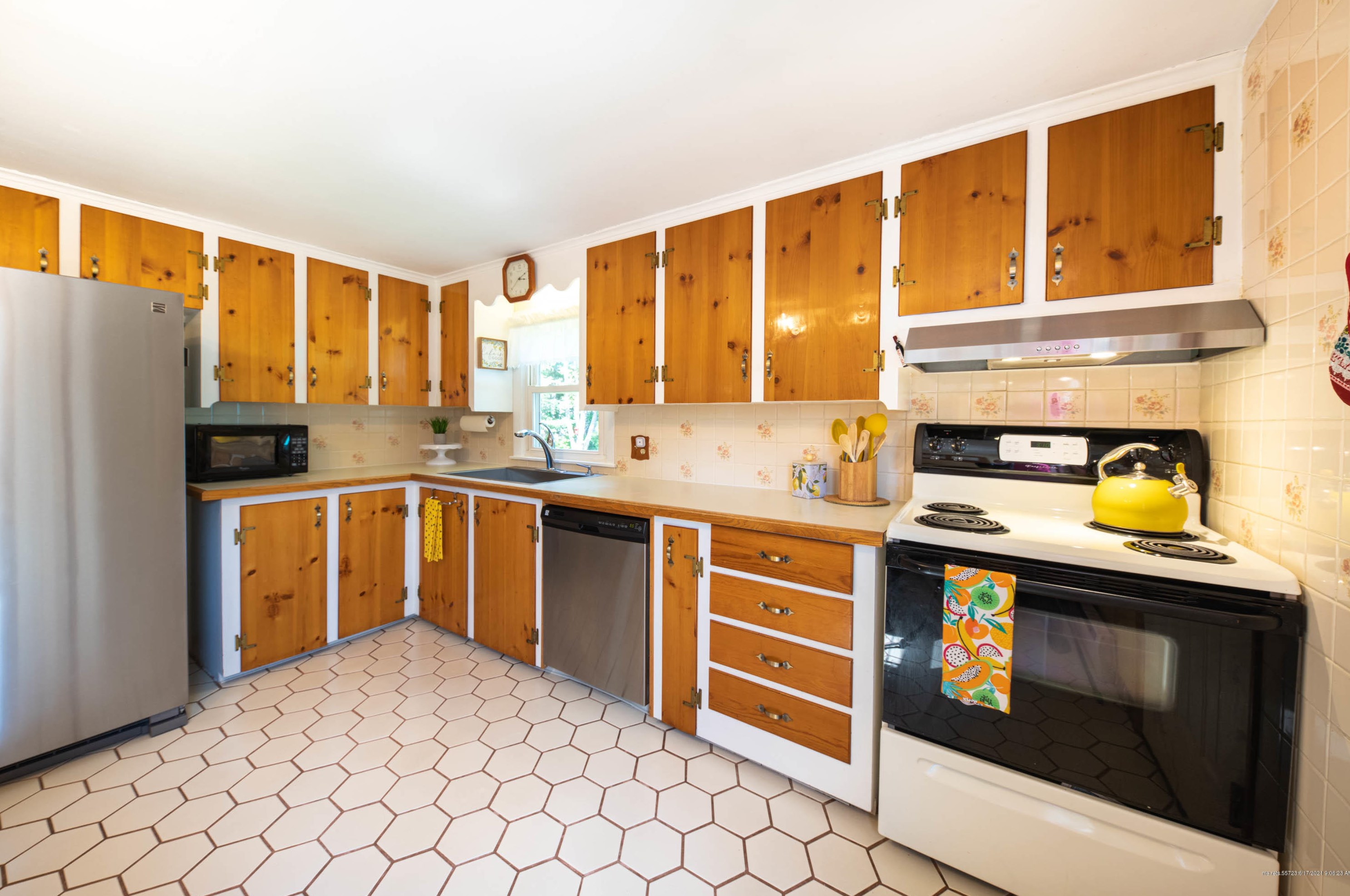 59 Oriole St, Westbrook ME  04092-3813 exterior