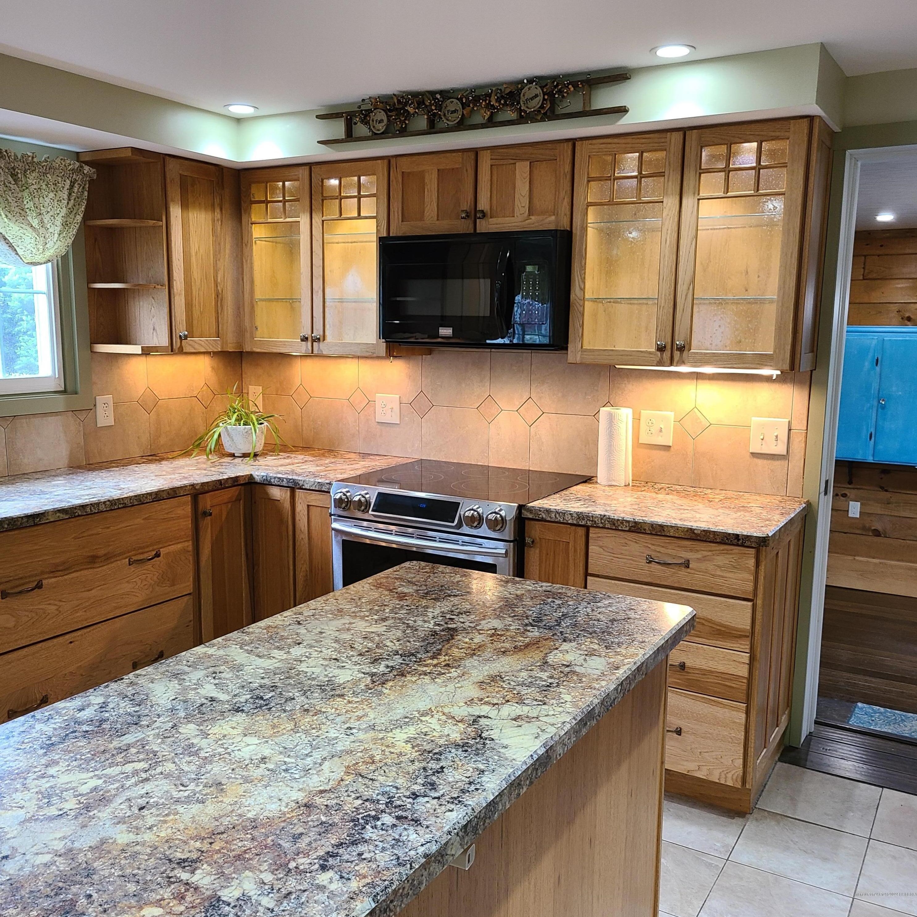 58 Bates St, Auburn ME 04210-6226 exterior