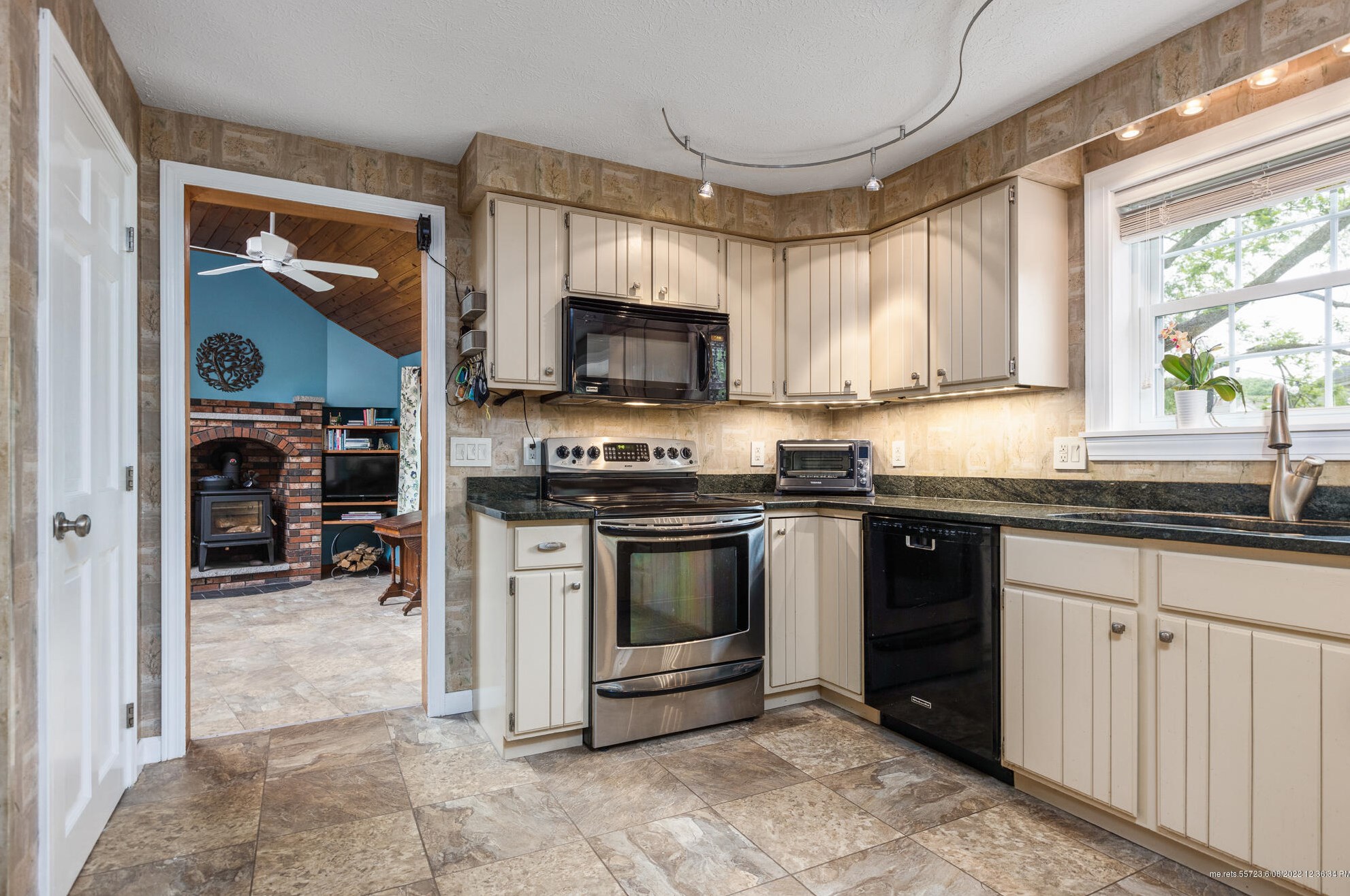 18 Bay View Dr, Portland ME 04103-4519 exterior