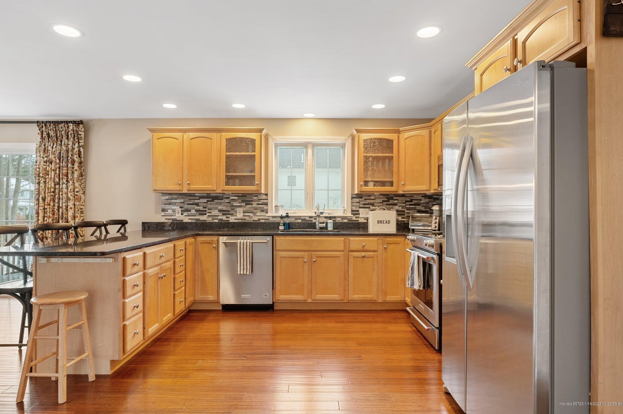 6 Blueberry Dr, Portland ME  04106-6892 exterior