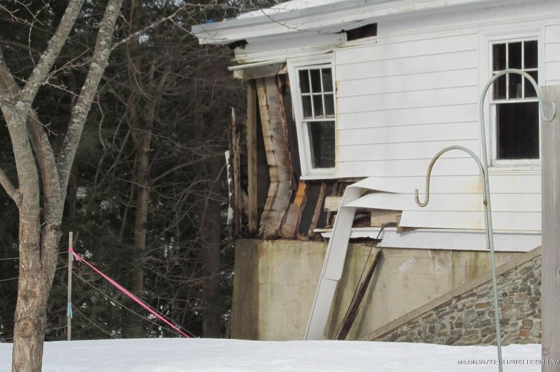 228 Winter St, Auburn ME  04210-5144 exterior