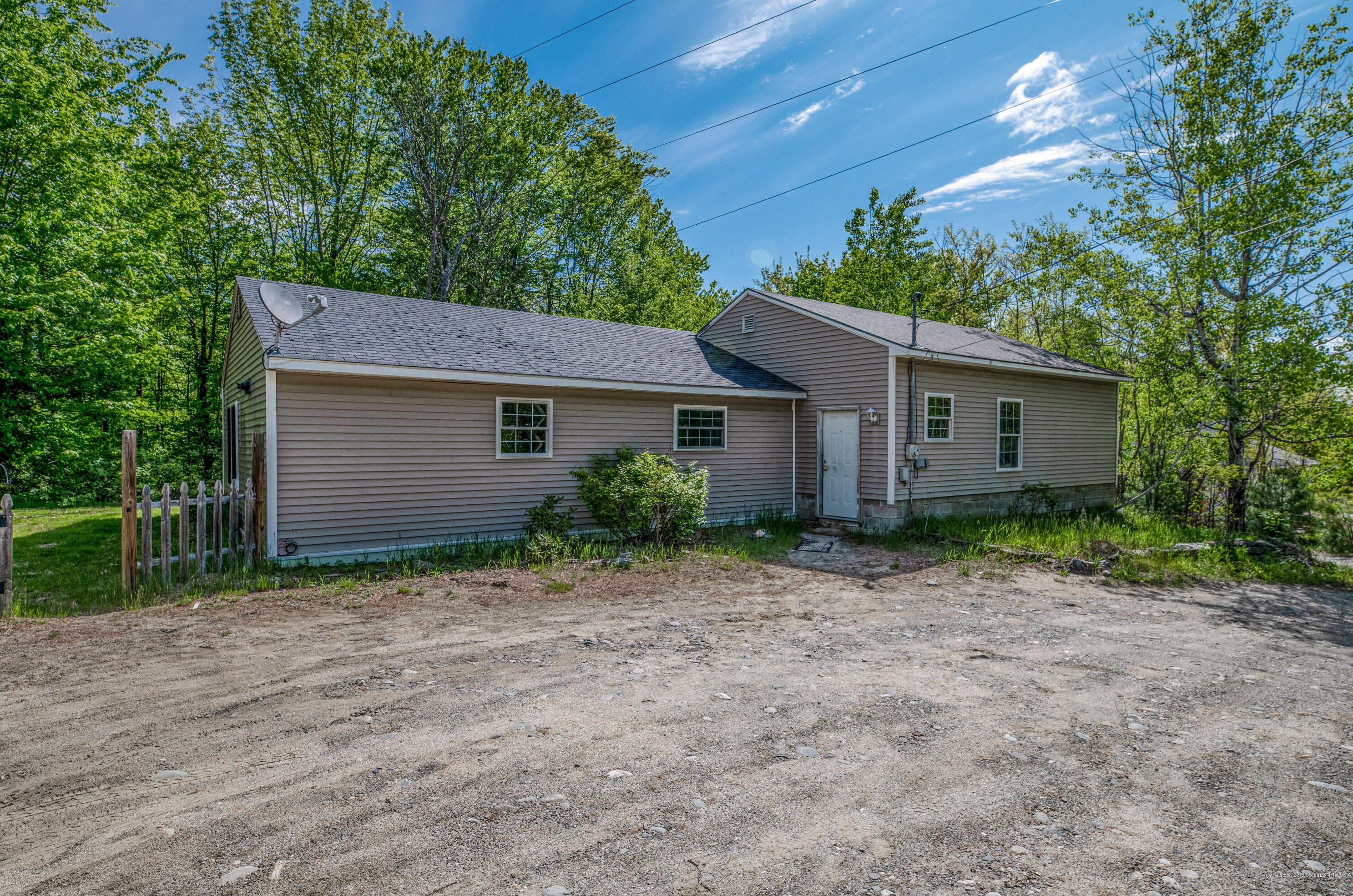 945 Main St, Wayne ME  04284-3165 exterior