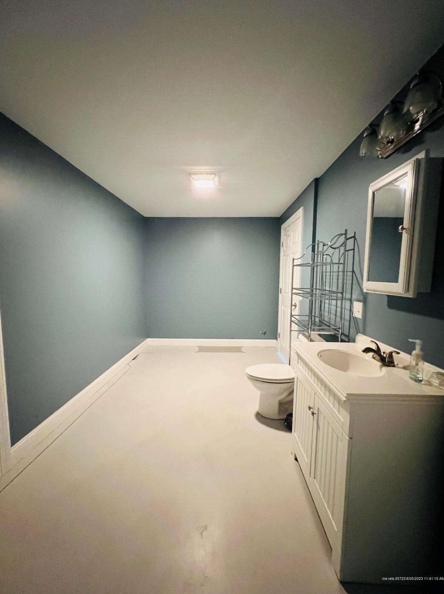 54 Constitution Ave, Newburgh ME 04444-1331 exterior