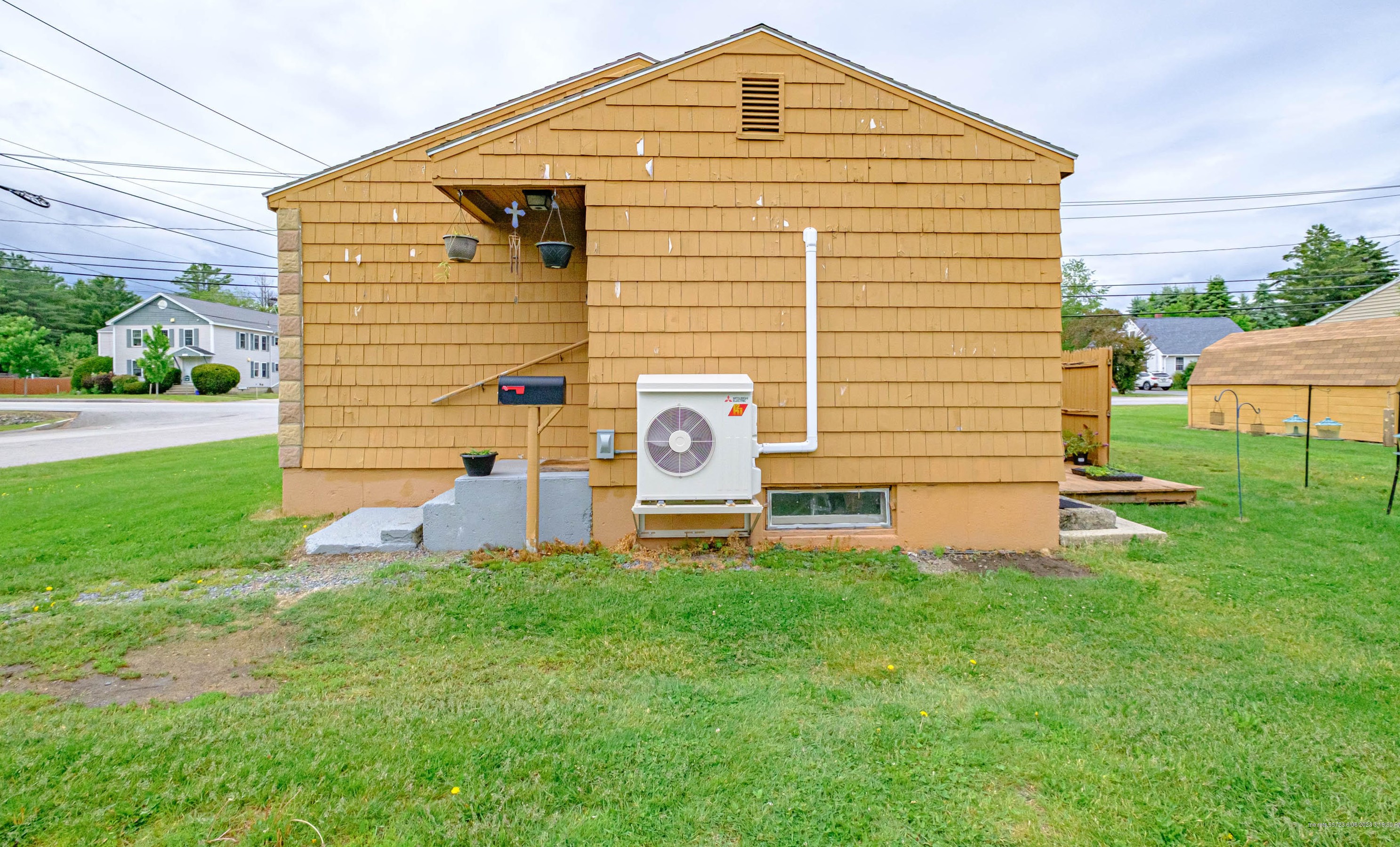4 Longfellow Dr, Westbrook ME  04092-2111 exterior
